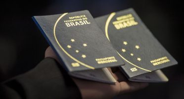 Novo passaporte comum eletrônico brasileiro. O documento passou a ser emitido desde a última segunda -feira (6) pela Polícia Federal e Casa da Moeda, e terá prazo de validade de 10 anos (Marcelo Camargo/Agência Brasil)