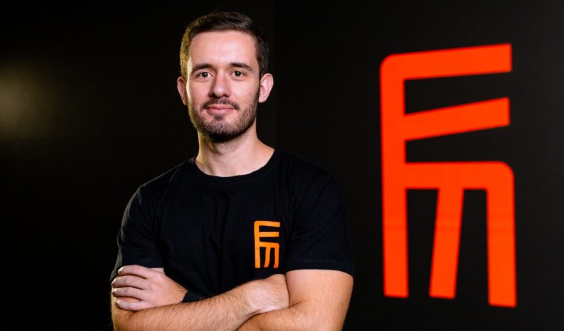 Heitor Estrela é co-fundador da NOALVO, startup de tecnologia recentemente adquirida pela Eletromidia. Foto: Divulgação.