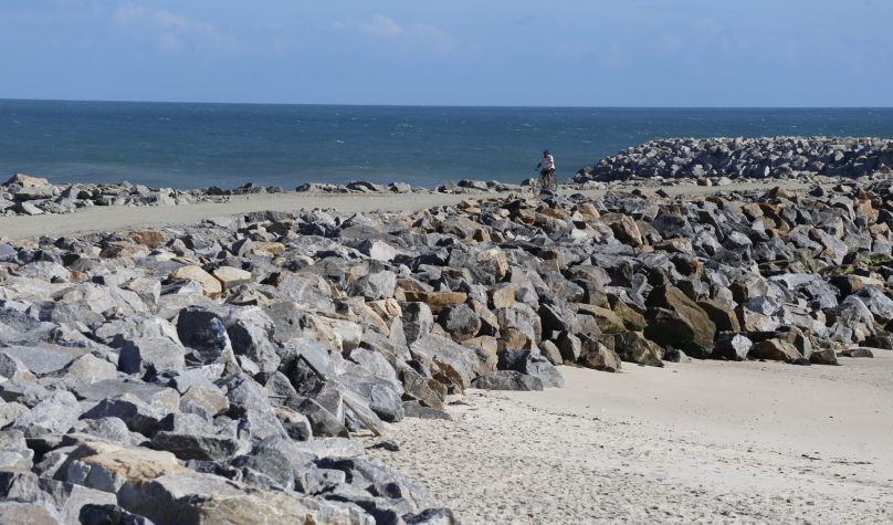 Além de incrementar a orla, as obras têm o objetivo de conter o avanço do mar. Fotos: Tiago Stille e Carlos Gibaja/Gov do Ceará.