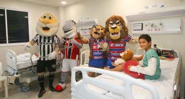 Alas pediátricas receberam visita dos mascotes do Ceará, Fortaleza e Ferroviário. Foto: Kiko Silva/PMF.