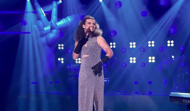 A artista do time Teló se apresentou na fase Remix com “Sweet Love”, de Anita Baker. Foto: Reprodução/Rede Globo.