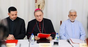 O bispo diocesano de Crato, Dom Magnus Henrique, fez o anúncio da data. Fotos: Diocese de Crato.