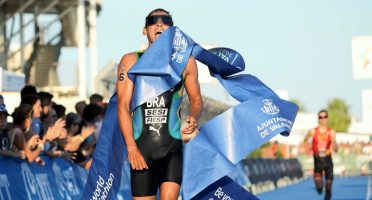 O atleta conquistou pontos importantes na busca por uma vaga nas Olimpíadas de 2024. Foto: Federación Española de Triatlón.