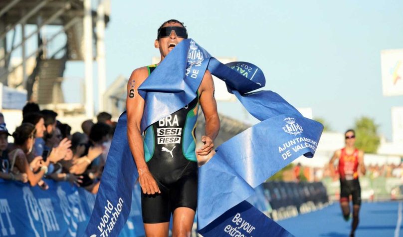 O atleta conquistou pontos importantes na busca por uma vaga nas Olimpíadas de 2024. Foto: Federación Española de Triatlón.