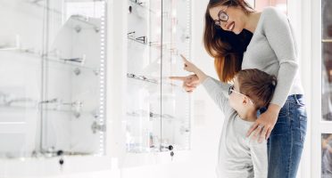 Para garantir que seus óculos tenham o efeito adequado, é importante procurar adquiri-los em óticas confiáveis e certificadas. Foto: Freepik.