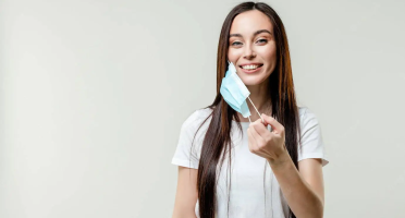 mulher-feliz-tirando-a-mascara