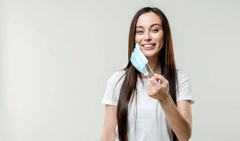 mulher-feliz-tirando-a-mascara
