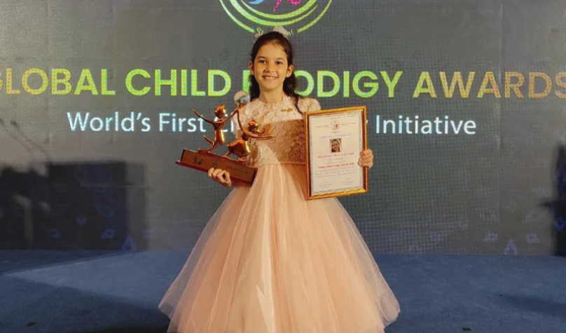 A pequena astrônoma amadora, de 9 anos, foi a única criança brasileira que participou da cerimônia internacional. Foto: Reprodução/Twitter.