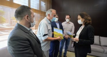 Os decretos que instituem as unidades foram assinados pela governadora Izolda Cela, com a presença do secretário Artur Bruno. Foto: Carlos Gibaja/Gov do Ceará.