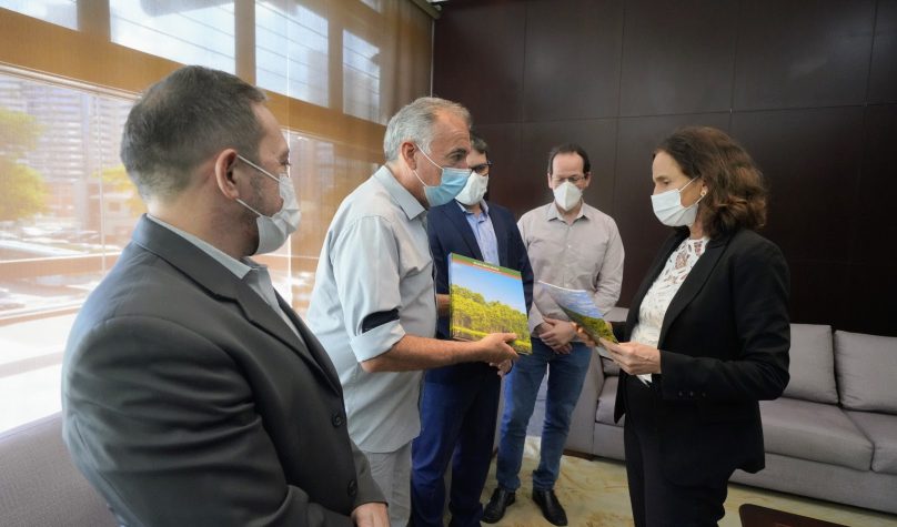 Os decretos que instituem as unidades foram assinados pela governadora Izolda Cela, com a presença do secretário Artur Bruno. Foto: Carlos Gibaja/Gov do Ceará.