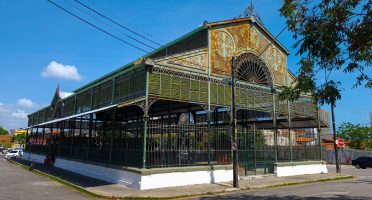 Às sextas-feiras, o palco interno recebe a faixa de programação Sons do Mercado. Foto: Thiago Matine/PMF.