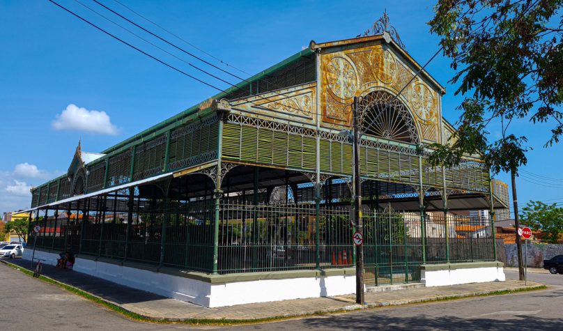 Às sextas-feiras, o palco interno recebe a faixa de programação Sons do Mercado. Foto: Thiago Matine/PMF.