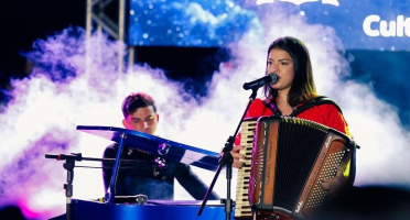 Isabela Serpa traz um repertório com músicas típicas do período, a partir das 17h. Foto: Reprodução/Instagram.