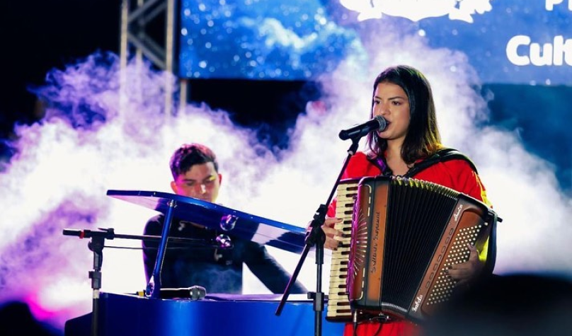 Isabela Serpa traz um repertório com músicas típicas do período, a partir das 17h. Foto: Reprodução/Instagram.