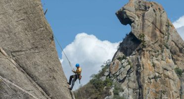 Turismo radical na Pedra da Galinha Choca, em Quixadá. Foto: Davi Pinheiro/Gov do Ceará.