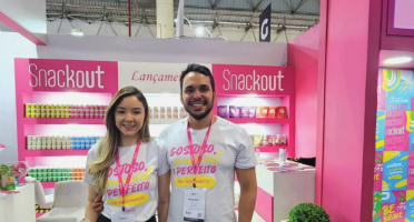 Isadora Neves, fundadora e diretora de marketing da Snackout, e Davi Frota, fundador e CEO da empresa.