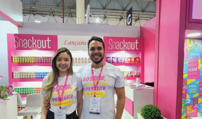 Isadora Neves, fundadora e diretora de marketing da Snackout, e Davi Frota, fundador e CEO da empresa.