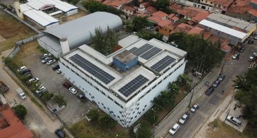 Ao todo, 32 escolas receberão os módulos fotovoltaicos, 17 delas já em funcionamento. Fotos: Tiago Stille/Gov do Ceará.