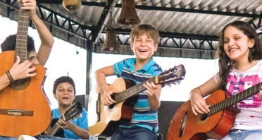 Considerada de utilidade pública pela Câmara de Aquiraz, a entidade caminha para os 40 anos de atuação. (Fotos: Reprodução/Instagram)