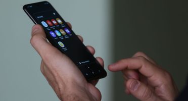 Smartphone, celular,  em uso.