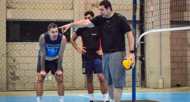 Após mais de uma semana treinando na areia, equipe passa a trabalhar em dois períodos na quadra. Foto: Prefeitura de Fortaleza.