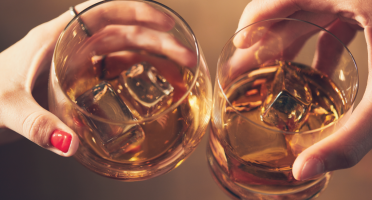 Confira alguns fatos curiosos sobre essa bebida e novas formas de prová-la. Foto: Freepik.