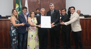 Parlamento municipal também entregou o Título de Cidadão ao empresário José Alves de Oliveira, o Zenir. Fotos: André Lima/CMFor