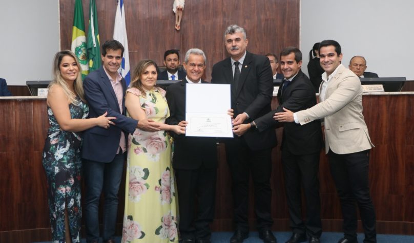Parlamento municipal também entregou o Título de Cidadão ao empresário José Alves de Oliveira, o Zenir. Fotos: André Lima/CMFor