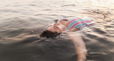 Desconectar para conectar: começar o dia com um banho de mar pode contribuir para o bem-estar