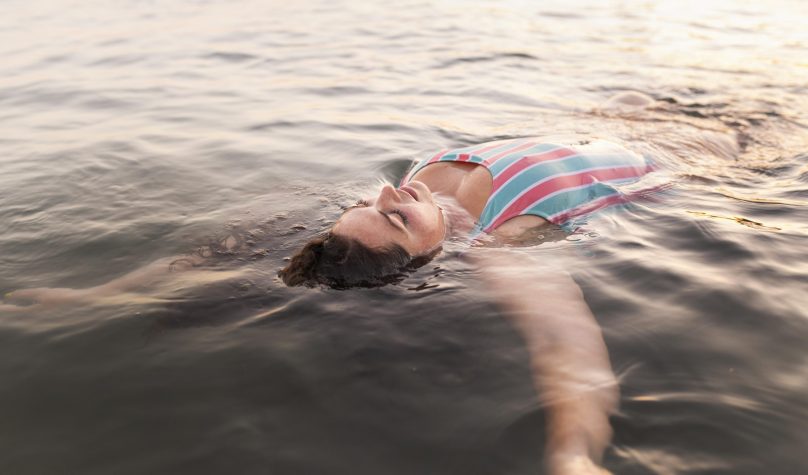 Desconectar para conectar: começar o dia com um banho de mar pode contribuir para o bem-estar